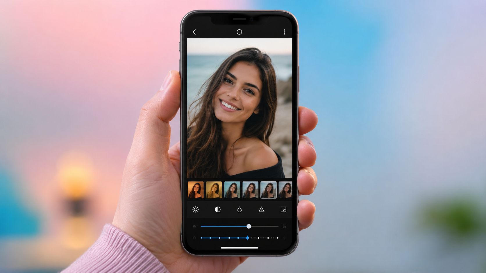 Een hand die een smartphone vasthoudt waarop een portret wordt bewerkt in een fotobewerkingsapplicatie.