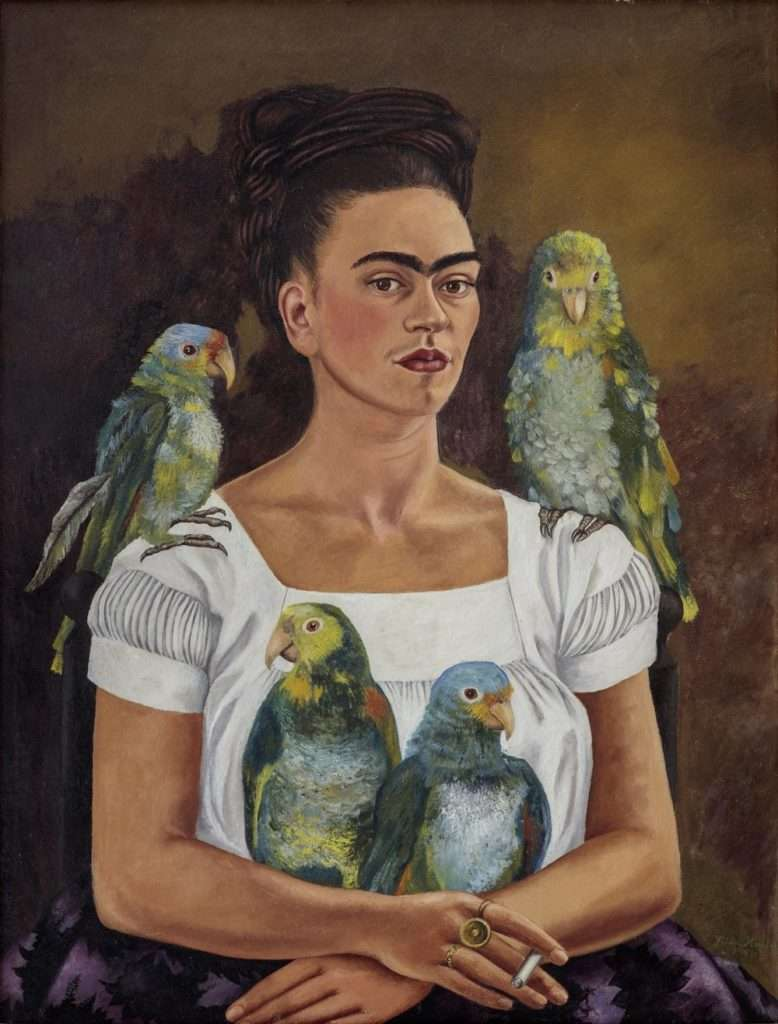 Zelfportret van Frida Kahlo omringd door papegaaien en met een sigaret in de hand